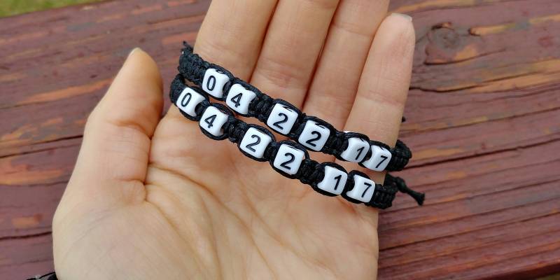 Jubiläum Armband, Wichtig Datum Paar Geburtstag Nummer Perlenarmband, Freund Freundin Armband Set von TightlyTied