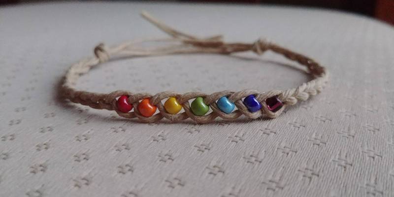 Perlen Wunsch Armband, Hanf Freundschaftsarmband, Machen Sie Einen Regenbogen Pride Gay von TightlyTied