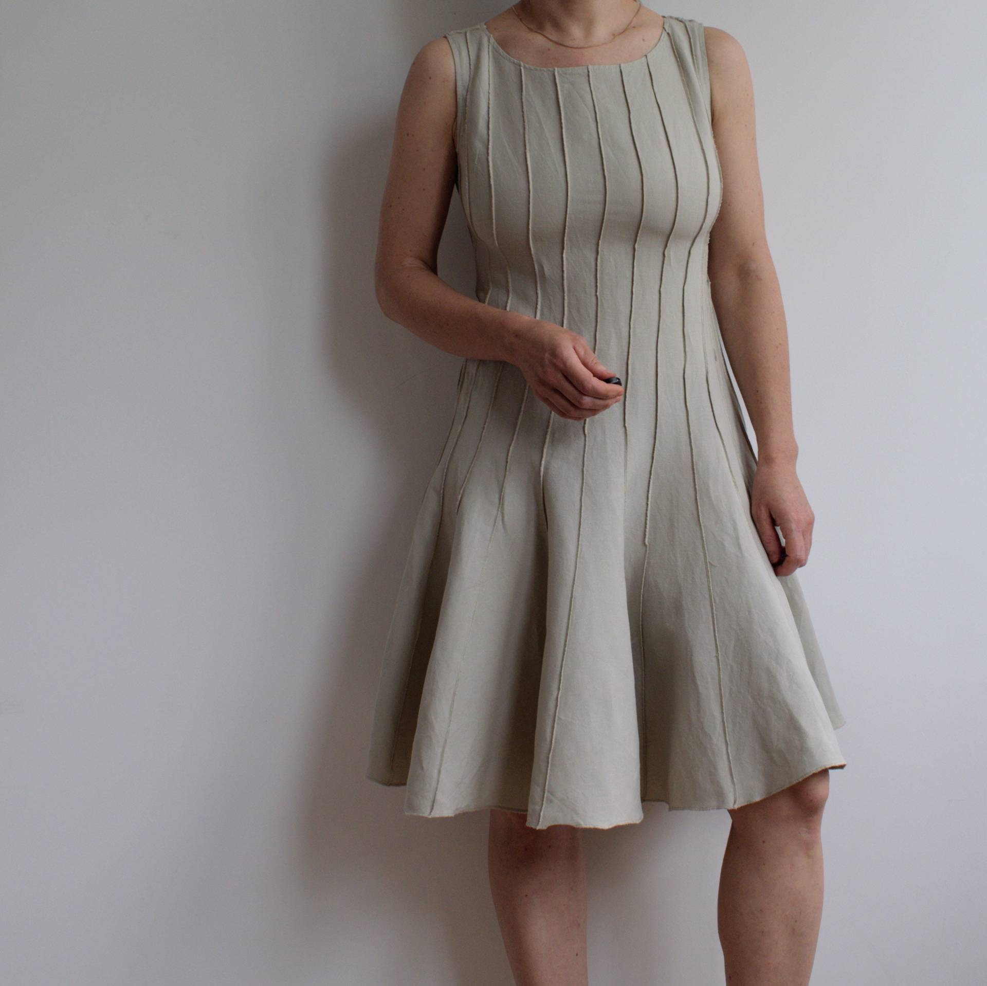 Vintage Calvin Klein Midi Sommerkleid in Beige. Ursprünglich Damen Größe S/M. 90Er Jahre Ära von TigonVintage