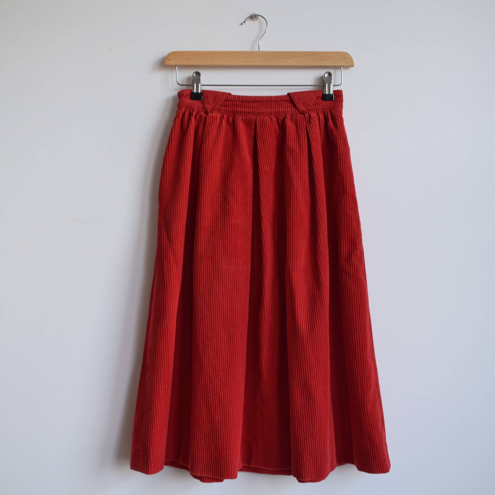 Vintage Cord Roter Midirock. Ursprünglich Damengröße Xs. 80Er Jahre Vintage Cord Roter Midirock. Ursprünglich Damengröße Xs. 80Er Jahre von TigonVintage