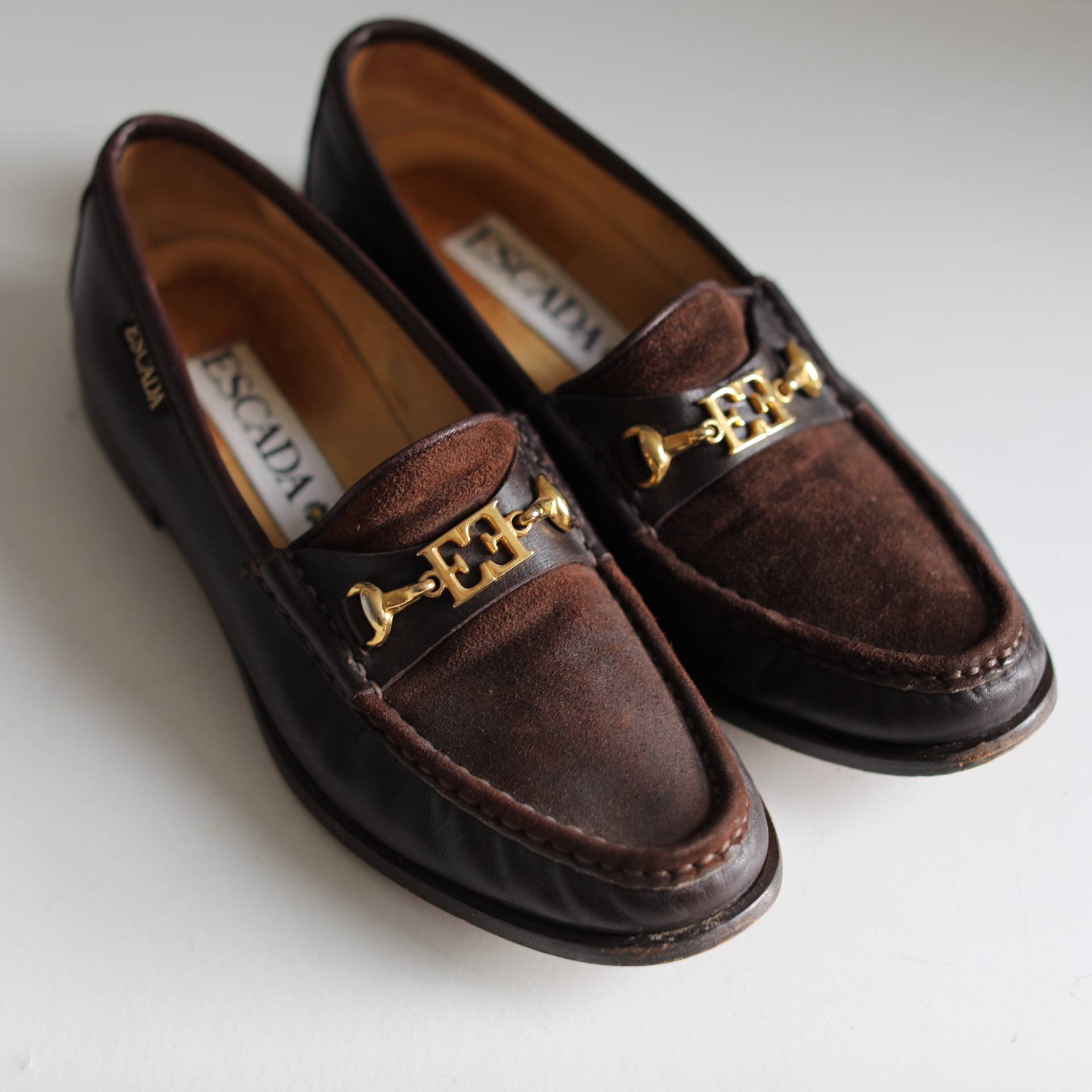 Vintage Escada Braune Leder/Wildleder Loafer. Ursprünglich Damengröße 37 Uk4 von TigonVintage