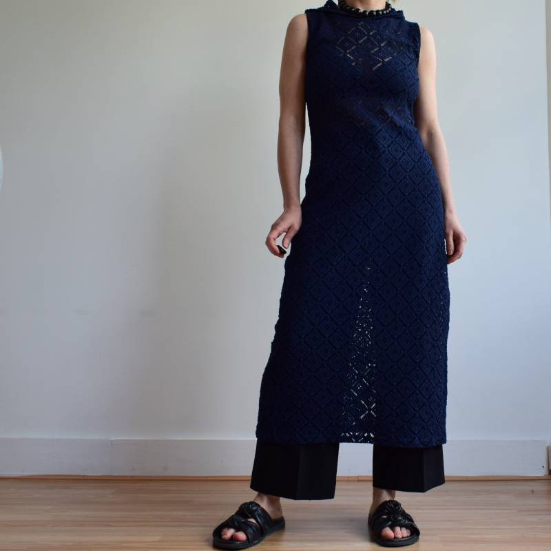 Vintage Gehäkeltes Dunkelblaues Kleid Mit Kapuze. Ursprünglich Damengröße S. 90Er Jahre von TigonVintage