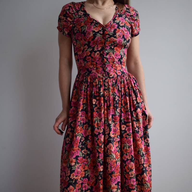 Vintage Laura Ashley Floral Baumwoll Midi Kleid - 90Er Xs von TigonVintage