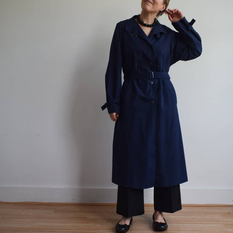 Vintage Marineblauer Trenchcoat. Ursprünglich Damengröße S. 90Er Jahre von TigonVintage