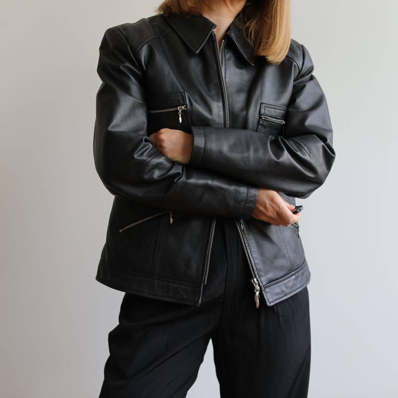Vintage Schwarze Bikerjacke Aus Leder. Ursprünglich Damengröße S/M. Frühe 00Er Ära von TigonVintage