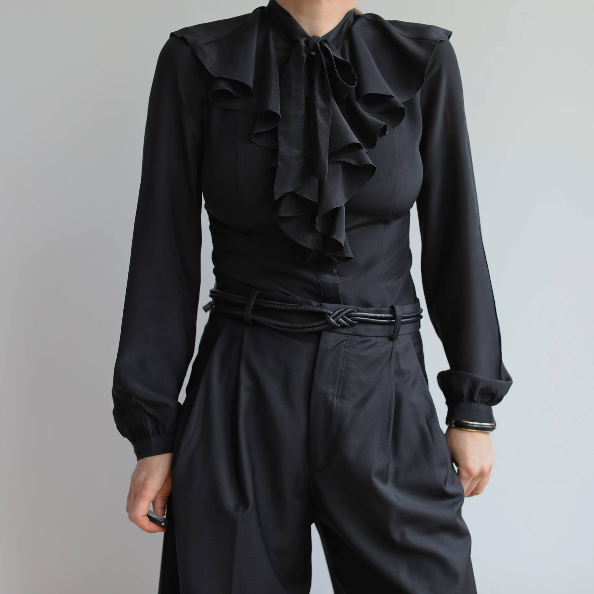 Vintage Schwarze Seidenbluse Mit Rüschen. Ursprünglich Damengröße Xs. Frühe 00Er Ära von TigonVintage