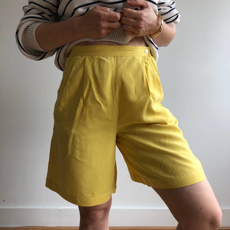 Vintage Seidengelbe Shorts. Original Damengröße S. Frühe 00Er Jahre Ära von TigonVintage