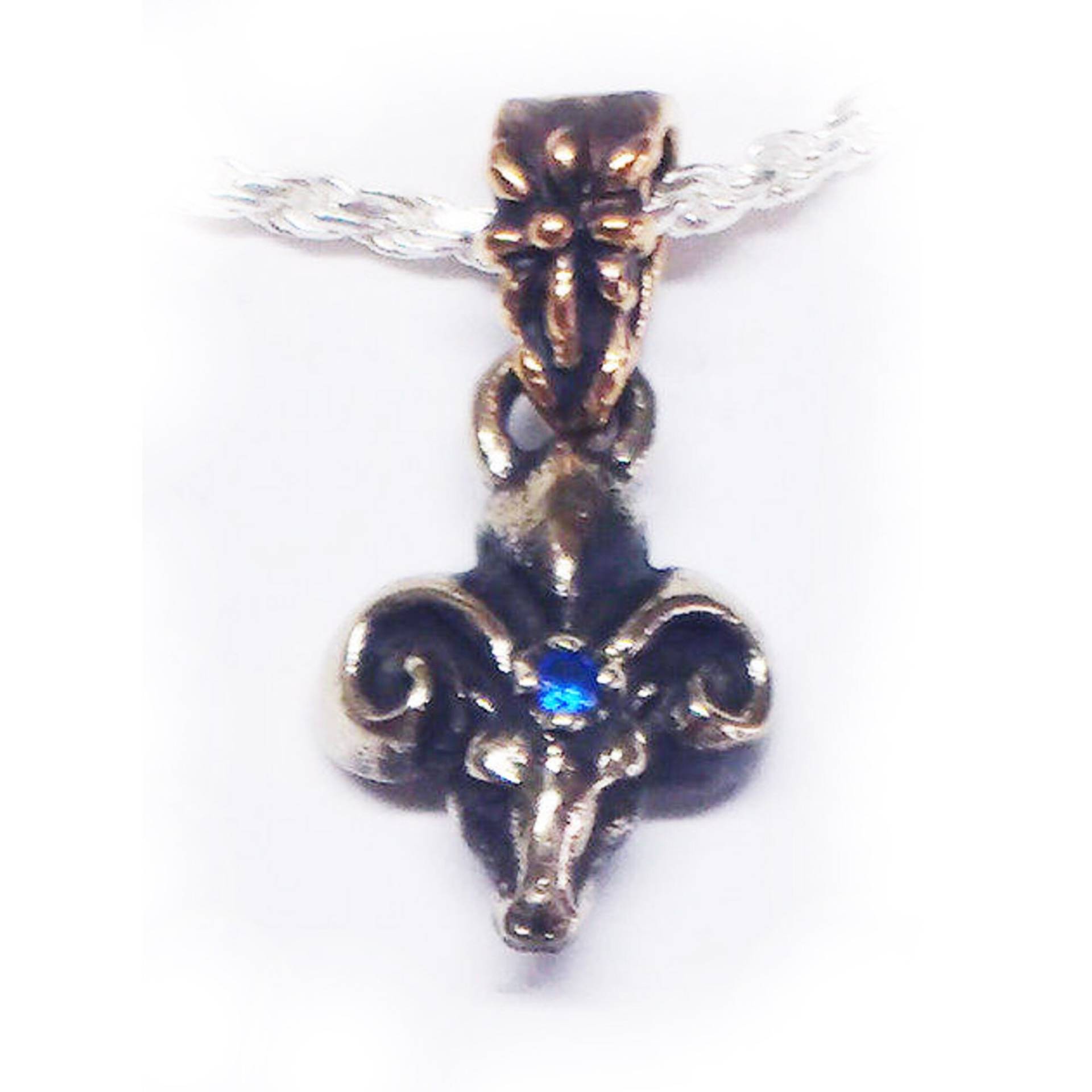 Der Widder Kleine Silber Anhänger Mit Saphir Der Widder Kleine Silber Anhänger Mit Saphir von TigraniSilver