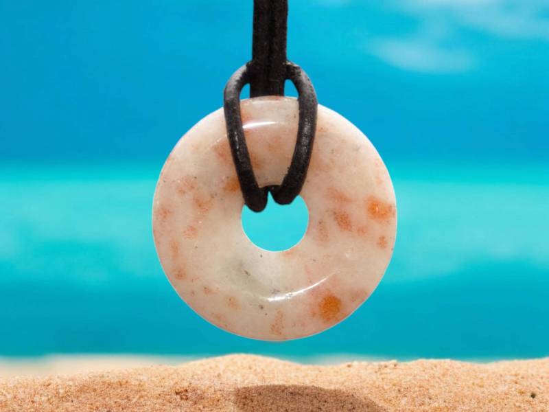 Sonnenstein Donut 30mm - Inkl. 1 Meter Lederband 2mm in Schwarz von TikMontys