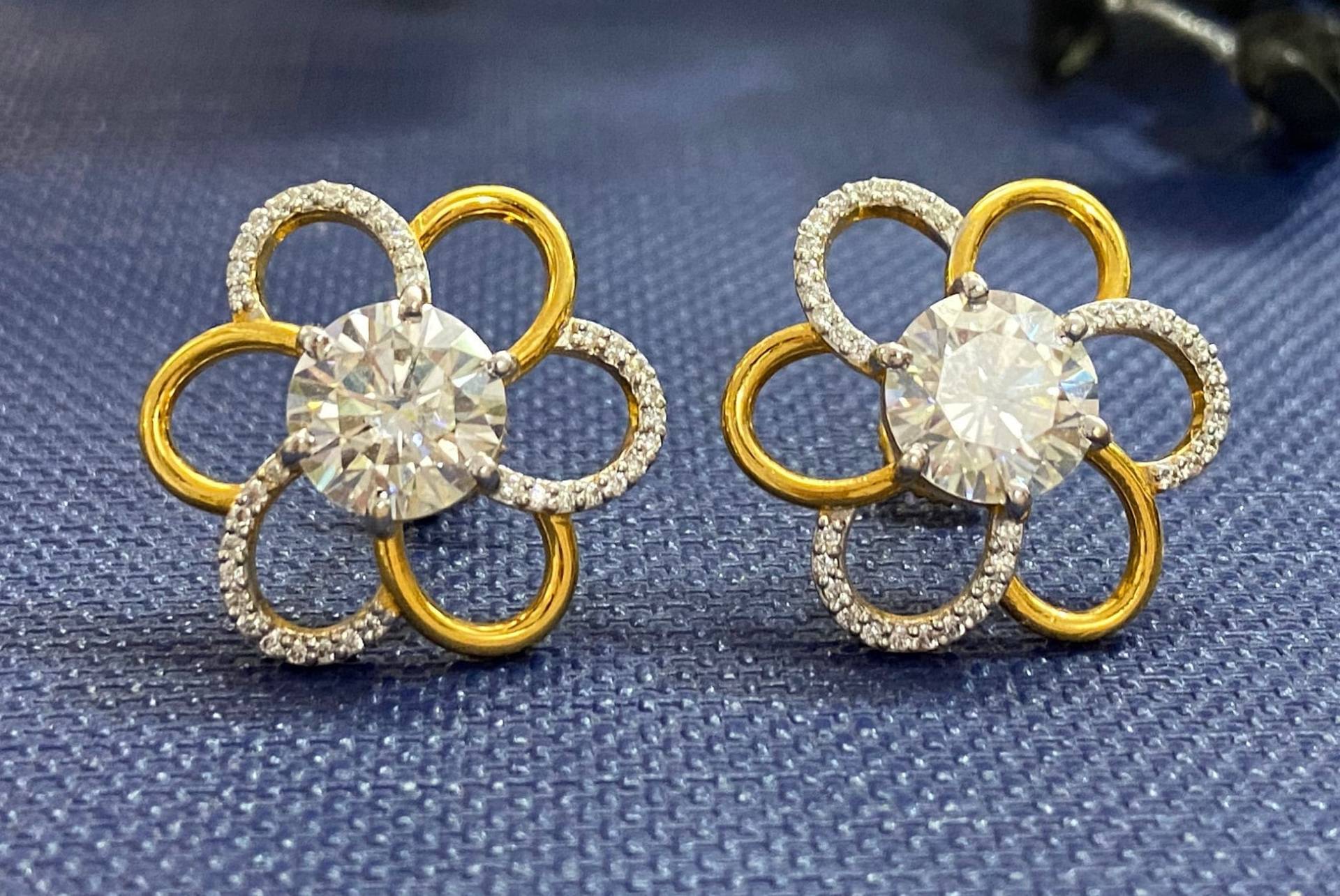 14K Gold Moissanite Vintage Ohrringe Für Frauen || Zierliche Einzelne Kleine Ohrstecker, Tragus, Knorpel, Helix Und Ohrläppchen von TikamGemsHub