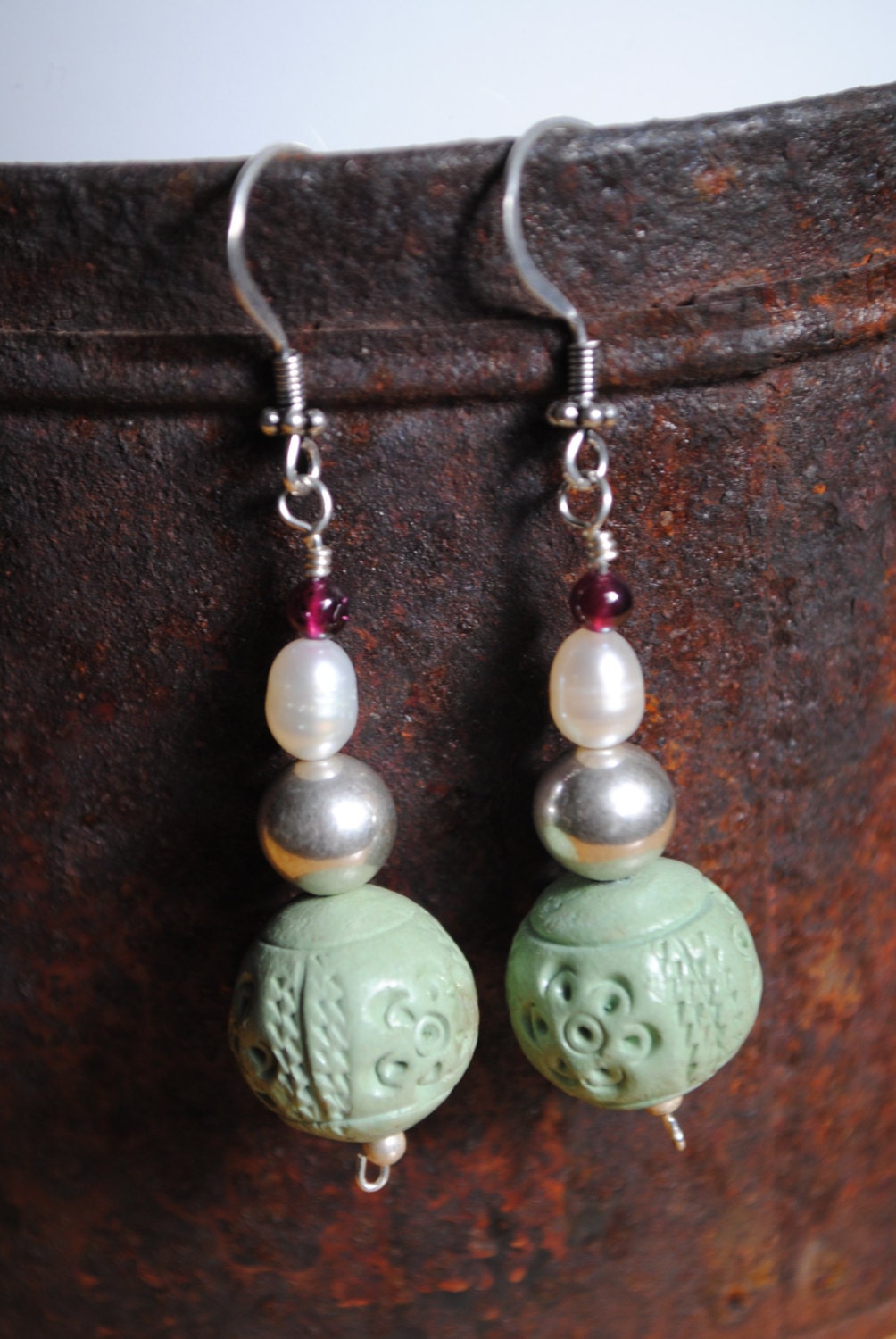 Green Clay Ohrringe Mit Perle Und Granat Auf Sterling Silber Green Clay Ohrringe Mit Perle Und Granat Auf Sterling Silber von TikasTrinkets