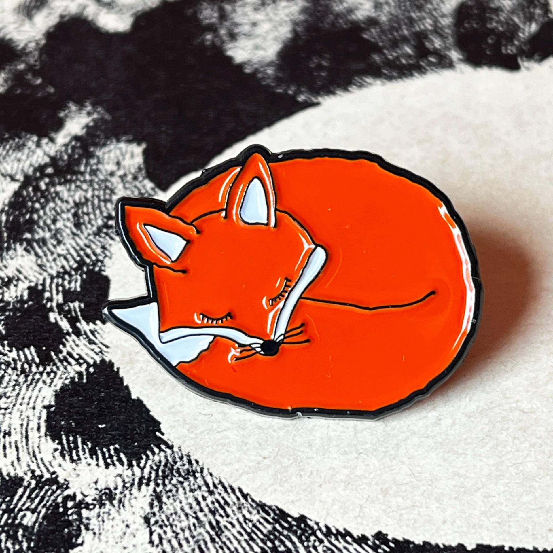 Emaille Pin Fuchs - Auf Einer Großen Karte Aus Holzschliffpappe Emaille Pin Fuchs - Auf Einer Großen Karte Aus Holzschliffpappe von TikiOno