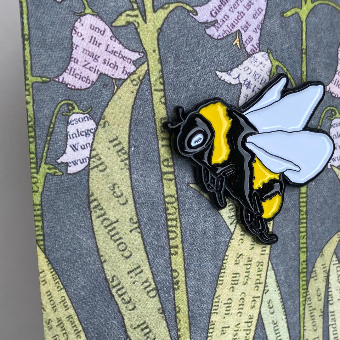 Emaille Pin Hummel - Auf Einer Großen Karte Aus Holzschliffpappe Emaille Pin Hummel - Auf Einer Großen Karte Aus Holzschliffpappe von TikiOno