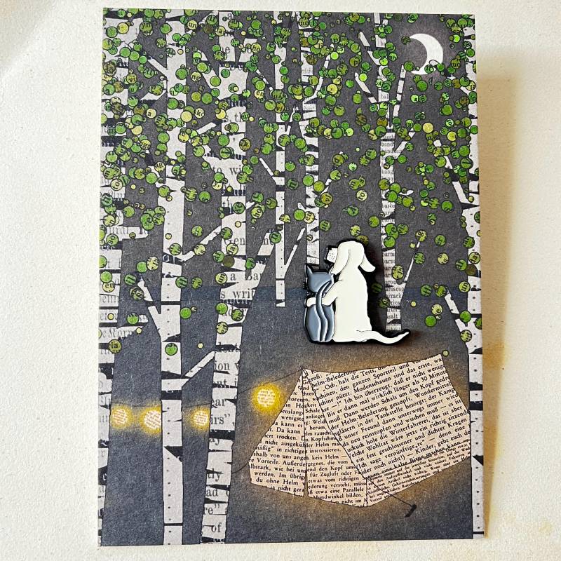 Emaille Pin Hund Und Katze - Auf Einer Großen Karte Aus Holzschliffpappe von TikiOno