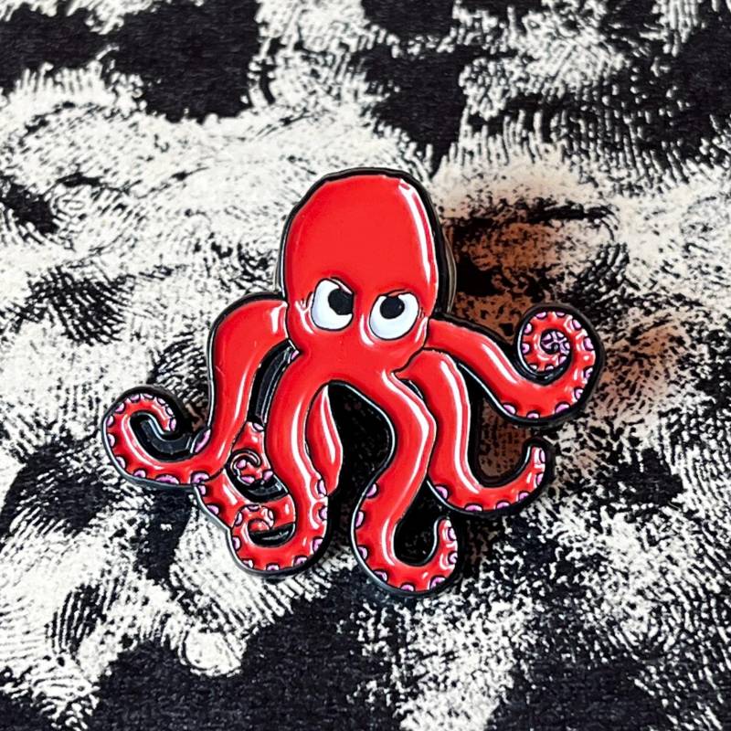 Emaille Pin Krake - Auf Einer Großen Karte Aus Holzschliffpappe Emaille Pin Krake - Auf Einer Großen Karte Aus Holzschliffpappe von TikiOno