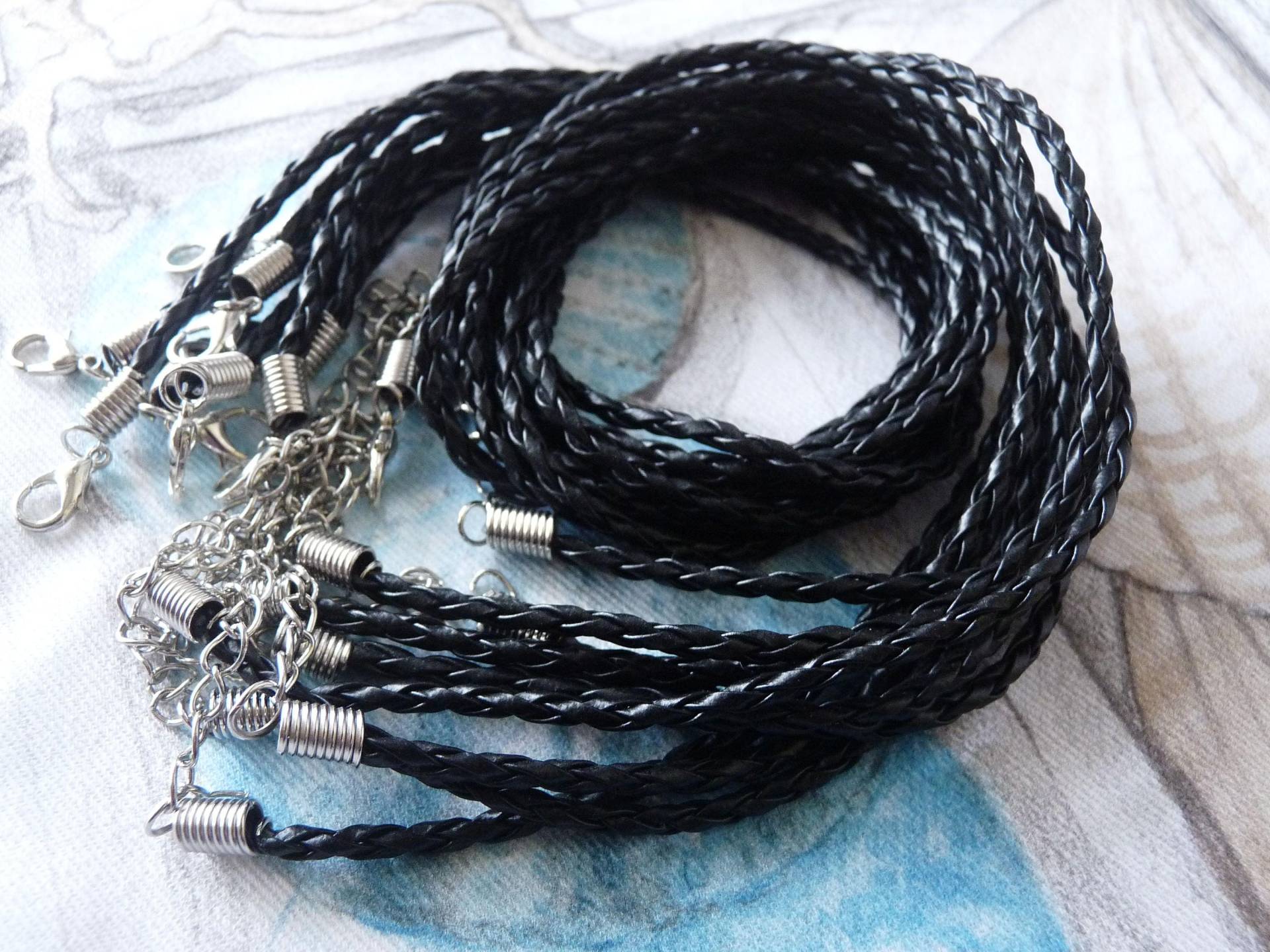10x Geflochtene Schwarze Lederschnur, 17 "Kunstlederschnur, Verstellbare Fertige Runde Lederschnur Mit Karabinerverschluss, Schnurhalskette." 10x Geflochtene Schwarze Lederschnur, 17 "Kunstlederschnur, Verstellbare Fertige Runde Lederschnur Mit Karabinerverschluss, Schnurhalskette." von TikisCraftShop