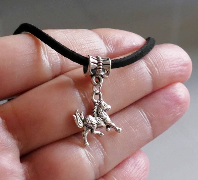 Schwarze Faux-Velours-Schnur Pferd Anhänger Halskette D026 Schwarze Faux-Velours-Schnur Pferd Anhänger Halskette D026 von TikisCraftShop