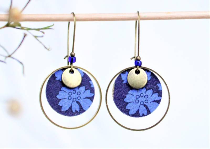 Runde Ohrringe Aus Recyceltem Liberty-stoff, Blumen in Rot Oder Blau, Lila Und Bronze von Tikscreatifs
