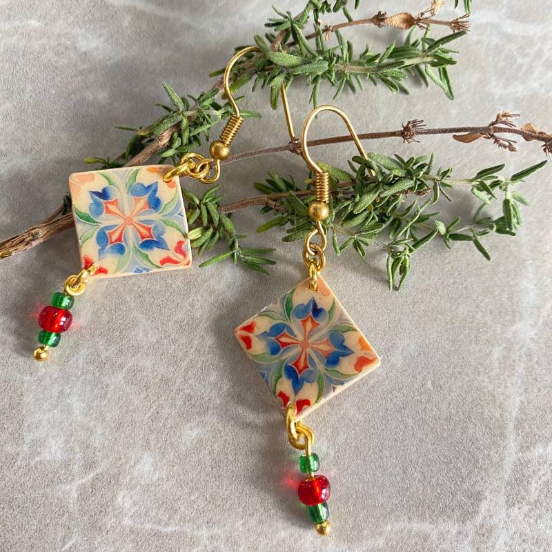 Handgemachte Boho Kachel Ohrringe - Bunte Mosaik Hängeohrringe Keramik Stil Statement Schmuck Polymer Clay von TileAndPearlStudio