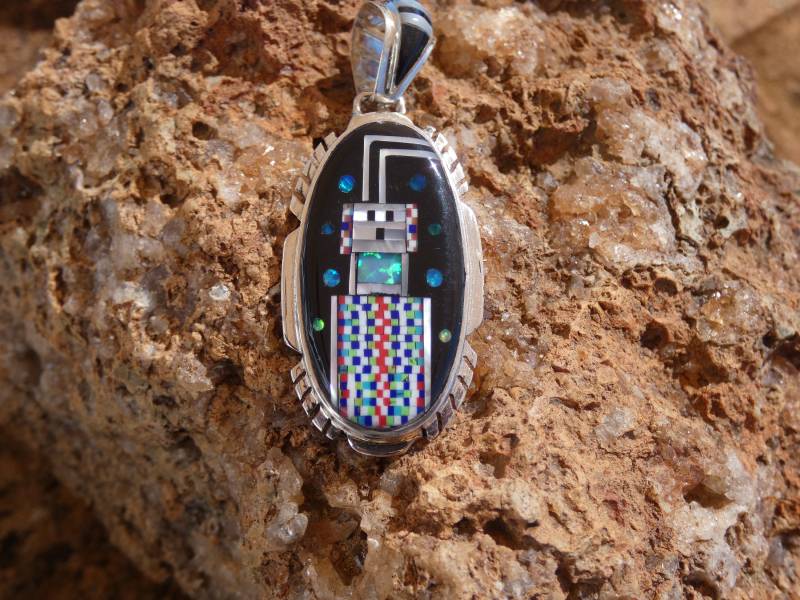 Doppelseitig Zwei Looks Einzigartiges Südwestliches Kachina Handgefertigtes Multi Edelstein Mikro Eingelegtes Anhänger Sterling Silber 925 von Tilesgaloreandmore