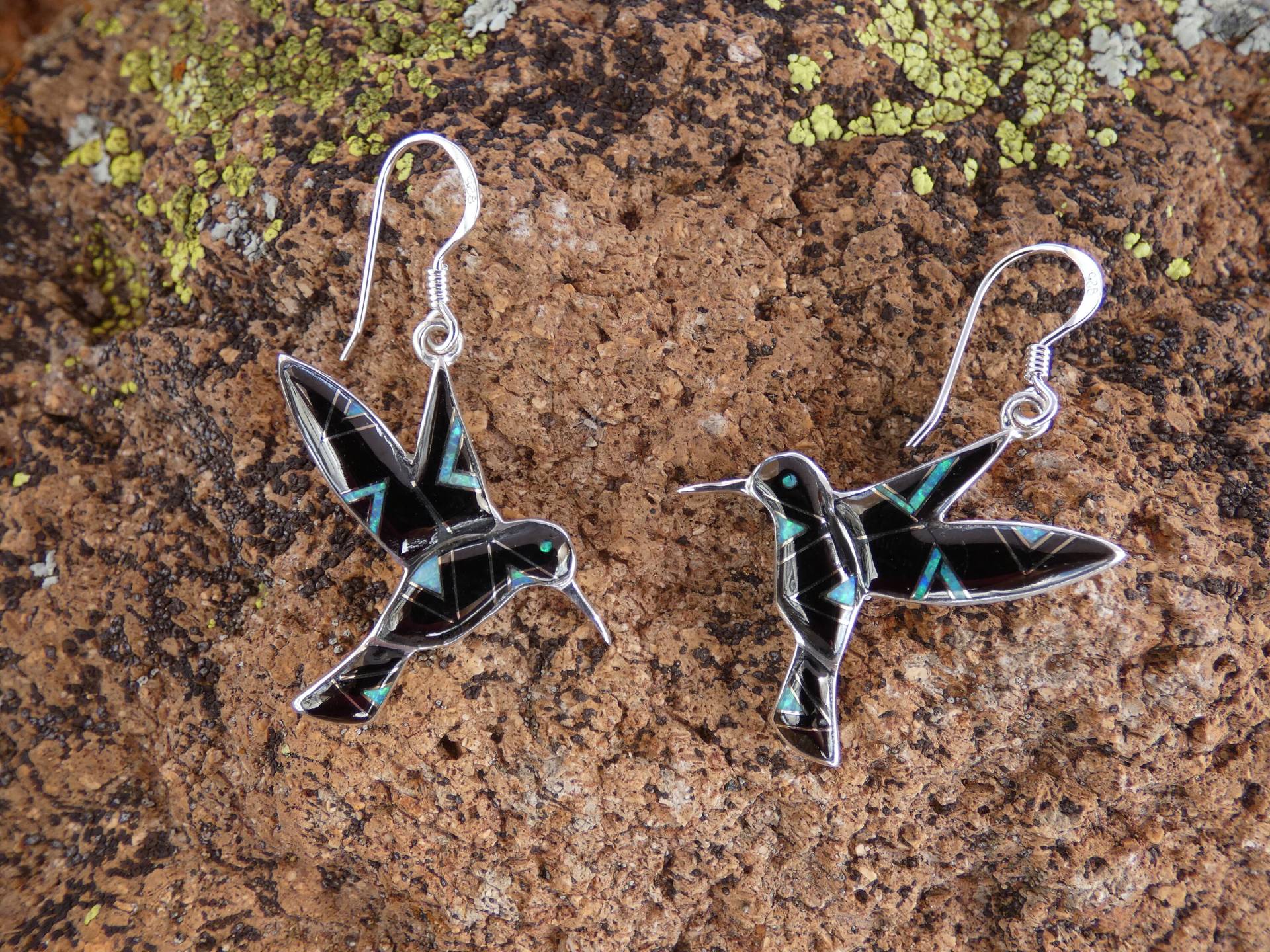 Kolibri Südwesten Sterling Silber Schwarz Onyx & Opal Edelstein Eingelegte Ohrringe Made in Usa Kostenloser Versand Kostenlose Geschenk-Tasche Neue Kolibri Südwesten Sterling Silber Schwarz Onyx & Opal Edelstein Eingelegte Ohrringe Made in Usa Kostenloser Versand Kostenlose Geschenk-Tasche Neue von Tilesgaloreandmore