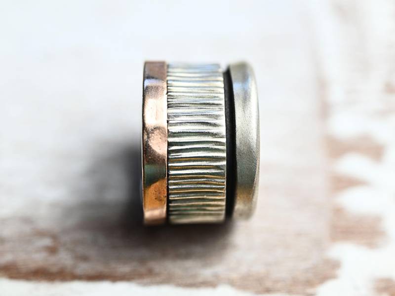 Breiter Silberring "Liron" Mit Geriffeltem Außenring Und Kante Aus Rotgold von Tiljon