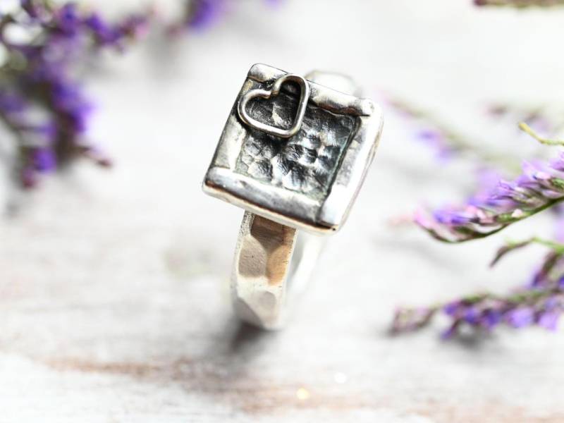 Oxidierter Silberring Herzring "Oshrit" von Tiljon