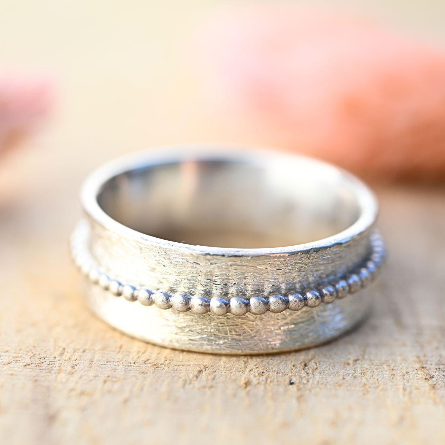 Silberring Damen Matt "Dafna" | Drehring Aus 925Er Silber Mit Kugelring Handgemachter Damenring Breiter Ring Modern & Verspielt Silberring Damen Matt "Dafna" | Drehring Aus 925Er Silber Mit Kugelring Handgemachter Damenring Breiter Ring Modern & Verspielt von Tiljon