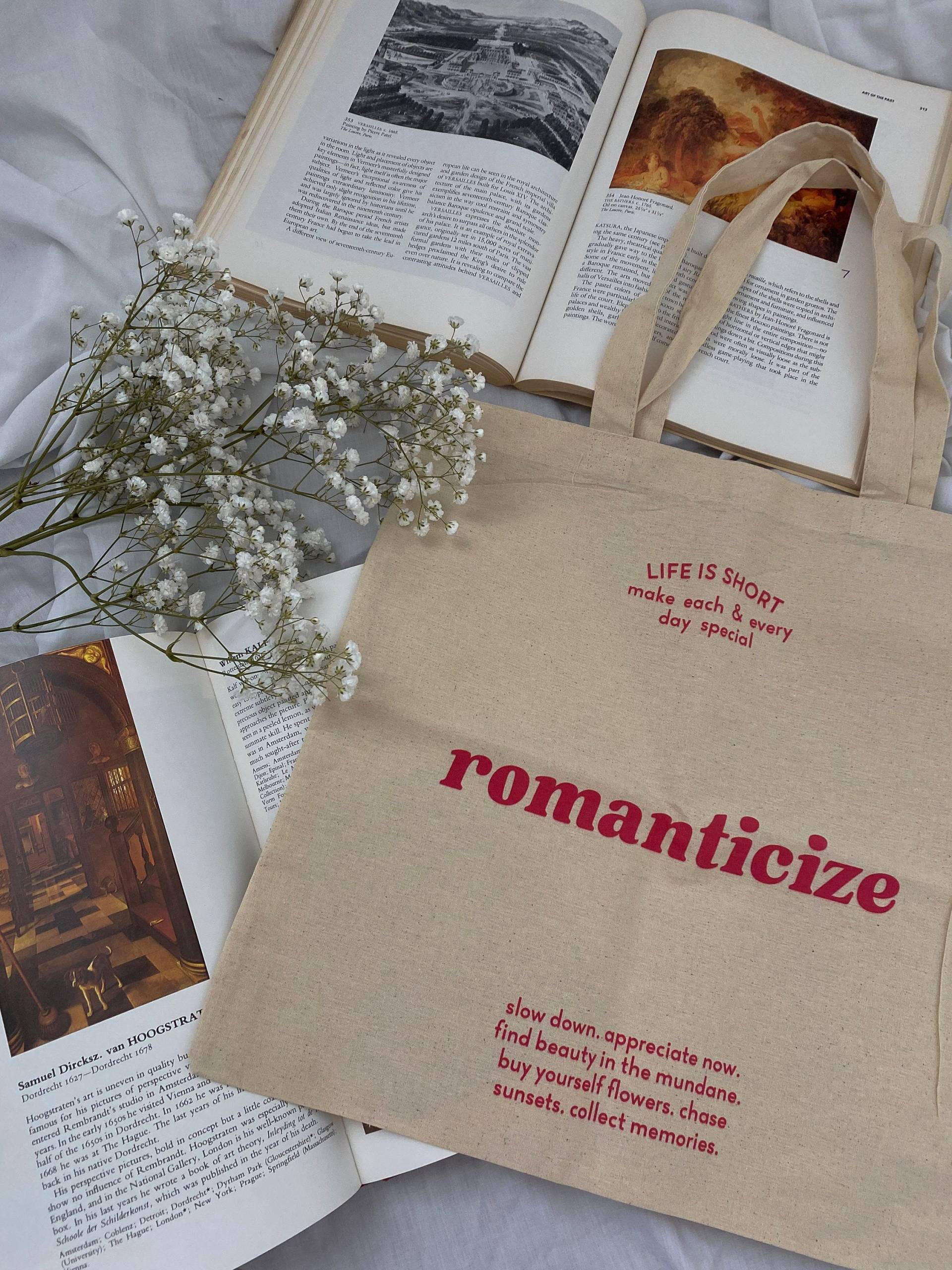 Romanticize Your Life Tote // Wiederverwendbare Einkaufstasche Aus Canvas von TillieRo