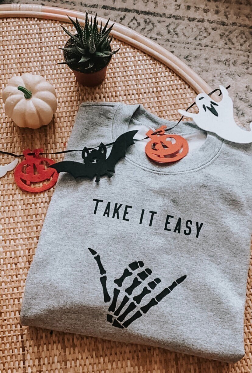 Take It Easy Skelett Hand Sweatshirt/Halloween Pullover Hang Loose Surf Crewneck Herbst Shirt Trendy von TillieRo