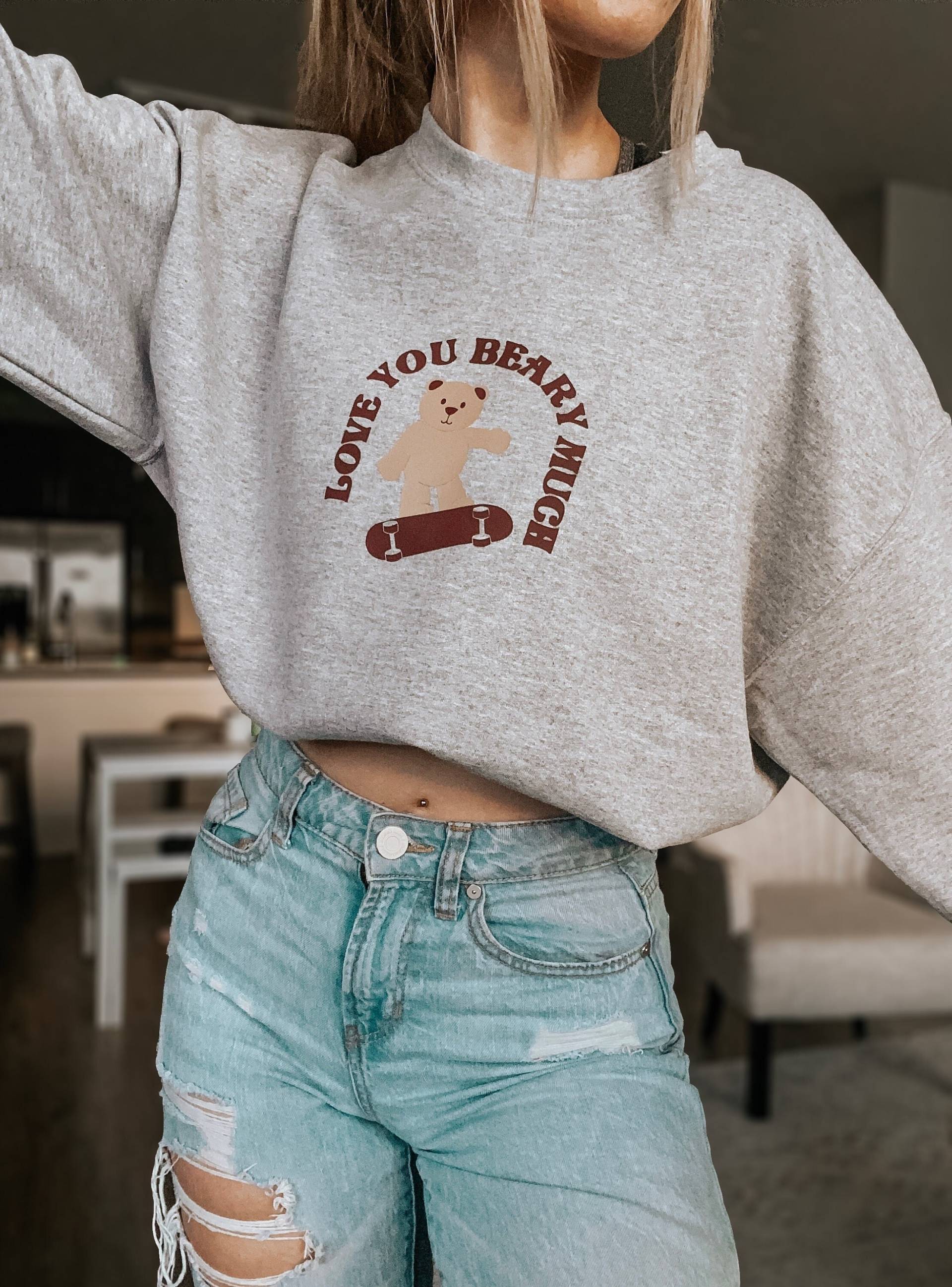 Trendy Teddy Valentinstag Crewneck/Skateboard Sweatshirt I Love You Beary Much Pullover Geschenke Für Sie Oder Ihn von TillieRo