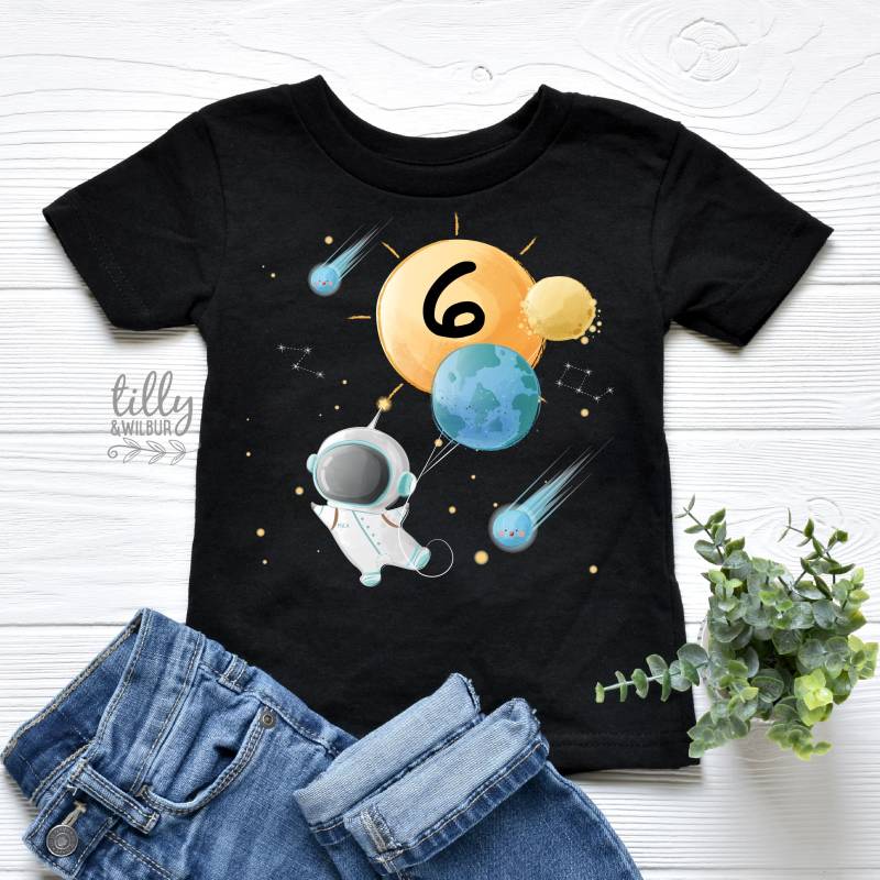 6. Geburtstag T-Shirt, Weltraum Thema Geburtstagsparty, Raumschiff Astronaut Six Today von TillyAndWilbur