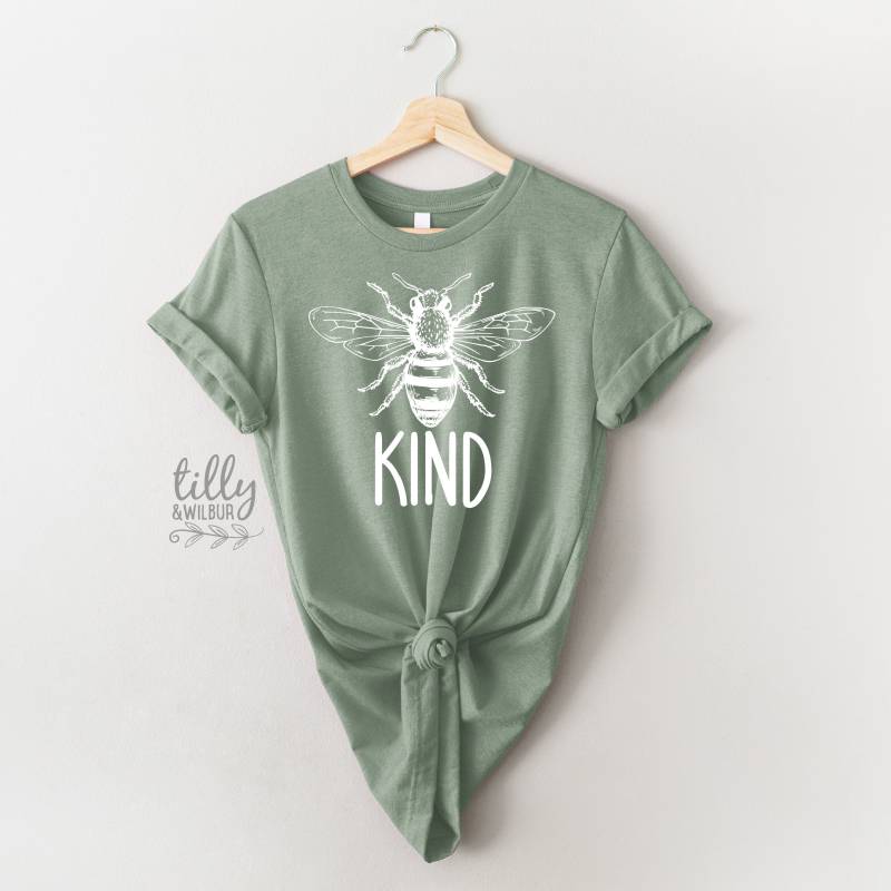 Be Kind Frauen T-Shirt, Sei Freundlichkeit Inspirational Zitate T-Shirts, Kindness Matters Kleidung, Geschenk Für Sie, Biene T-Shirt von TillyAndWilbur