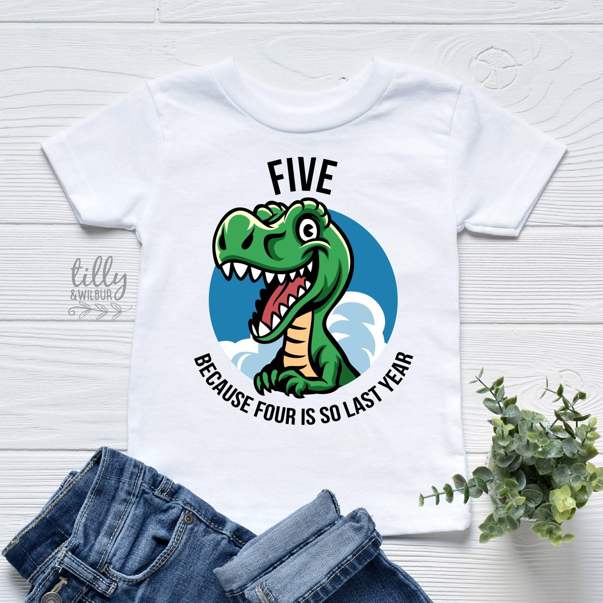 Fünf, Weil Vier So Ist, Letztes Jahr Dinosaurier T-Shirt, Fünf Jahre Altes Geburtstagskind, 5 Fünf, Weil Vier So Ist, Letztes Jahr Dinosaurier T-Shirt, Fünf Jahre Altes Geburtstagskind, 5 von TillyAndWilbur
