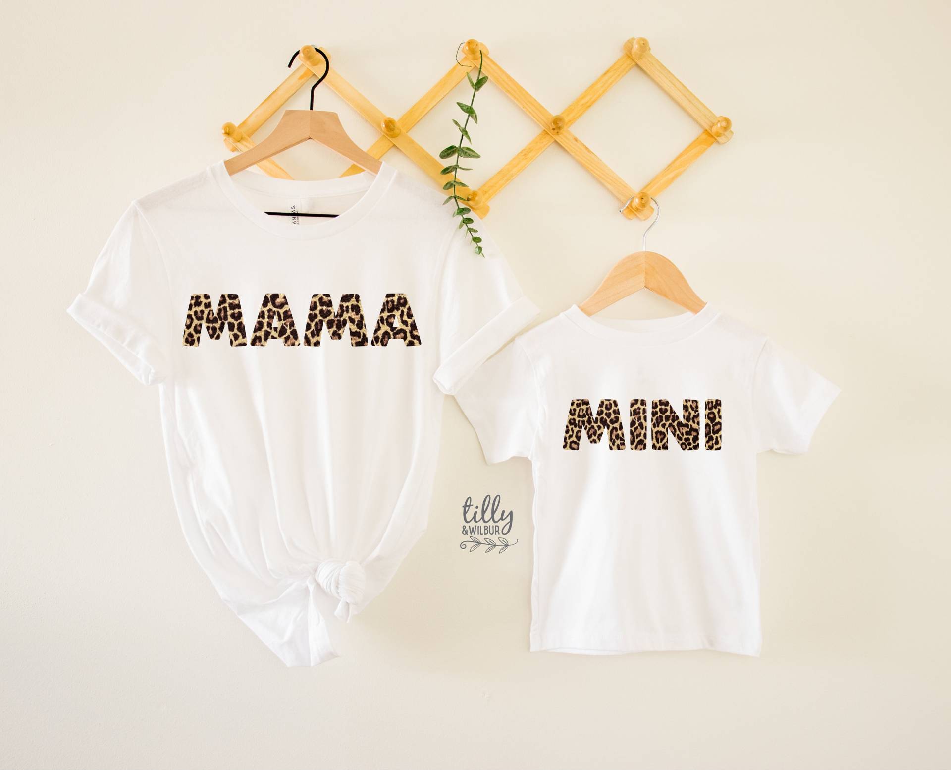 Mama T-Shirt, Mini Leopardenmuster, Und Mamas Matching Outfits, Unser Erster Muttertag, Mutter Tochter, Muttertagsgeschenk Mama T-Shirt, Mini Leopardenmuster, Und Mamas Matching Outfits, Unser Erster Muttertag, Mutter Tochter, Muttertagsgeschenk von TillyAndWilbur