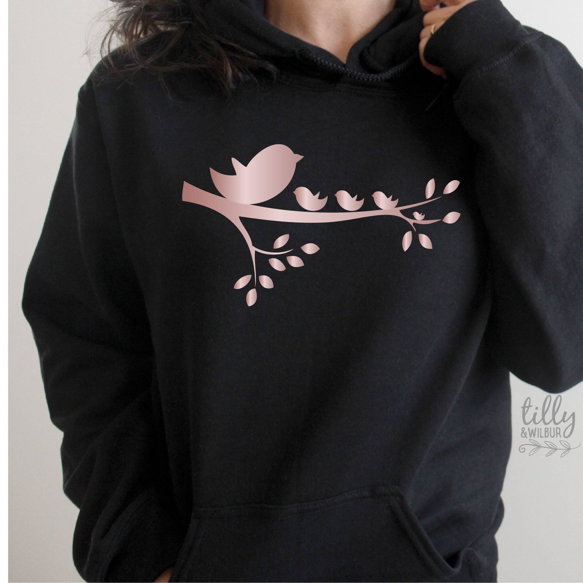Muttertag Hoodie, Personalisieren Anzahl Der Kleinen Vögel Pro Von Kindern, Erster Muttertag, 1. Mama Und Ich, Beste Mutter Muttertag Hoodie, Personalisieren Anzahl Der Kleinen Vögel Pro Von Kindern, Erster Muttertag, 1. Mama Und Ich, Beste Mutter von TillyAndWilbur