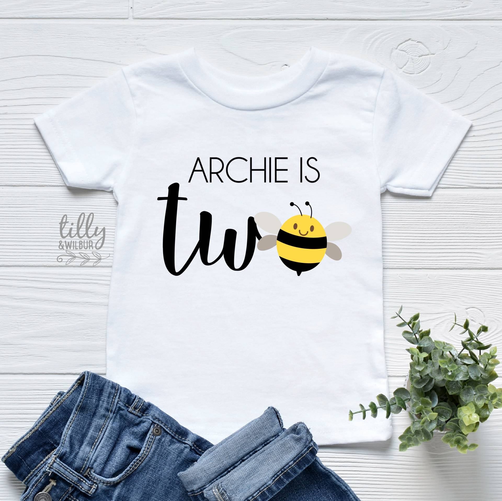Personalisiertes Zwei T-Shirt, Ich Bin Biene Party Thema, 2 Personalisiertes Zwei T-Shirt, Ich Bin Biene Party Thema, 2 von TillyAndWilbur