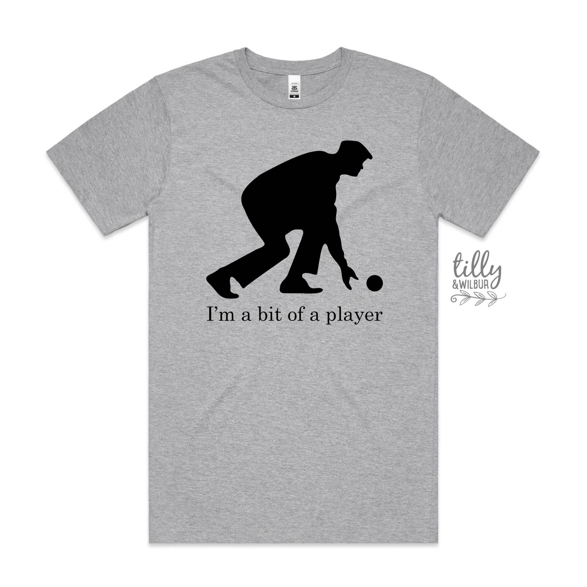 Rasenschalen T-Shirt, Ich Bin Ein Bisschen Wie Spieler Herren Lustiges Geschenk, Geburtstag, Rasen Bowler Rasenschalen T-Shirt, Ich Bin Ein Bisschen Wie Spieler Herren Lustiges Geschenk, Geburtstag, Rasen Bowler von TillyAndWilbur