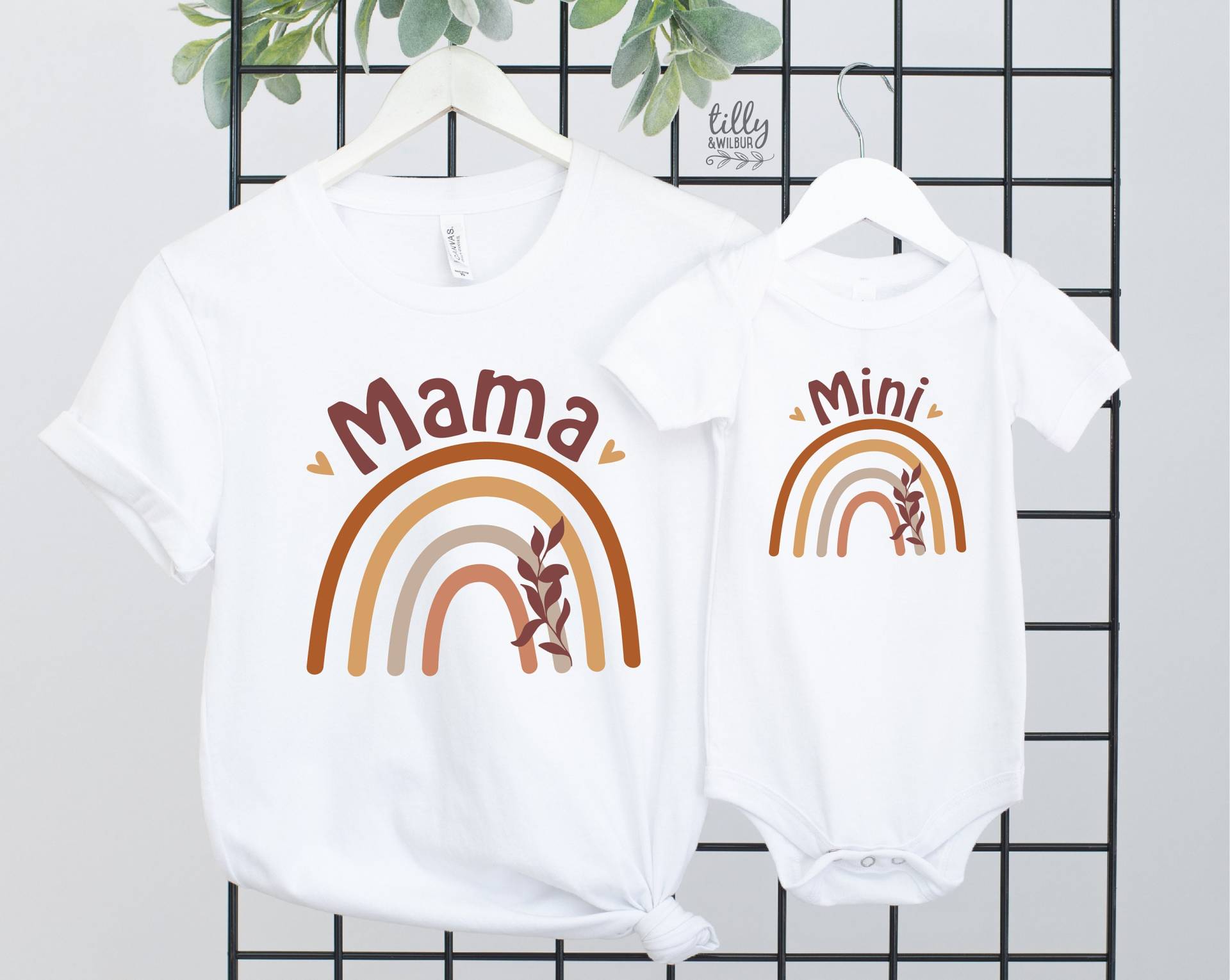 Regenbogen Mama T-Shirt, Mini Body, Und Mamas Matching Outfits, Unser Erster Muttertag, Mutter Baby, Muttertag Regenbogen Mama T-Shirt, Mini Body, Und Mamas Matching Outfits, Unser Erster Muttertag, Mutter Baby, Muttertag von TillyAndWilbur