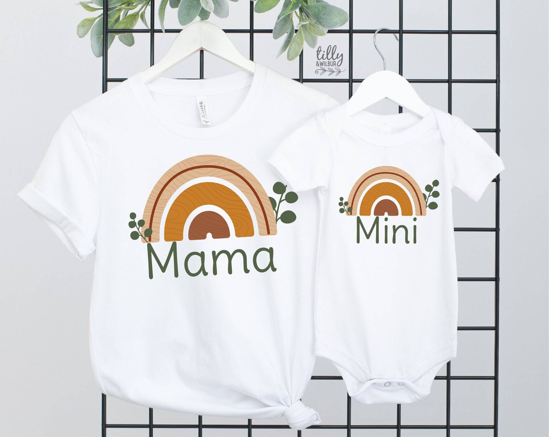 Regenbogen Mama T-Shirt, Mini Body, Und Mamas Matching Outfits, Unser Erster Muttertag, Mutter Sohn, Muttertag Regenbogen Mama T-Shirt, Mini Body, Und Mamas Matching Outfits, Unser Erster Muttertag, Mutter Sohn, Muttertag von TillyAndWilbur