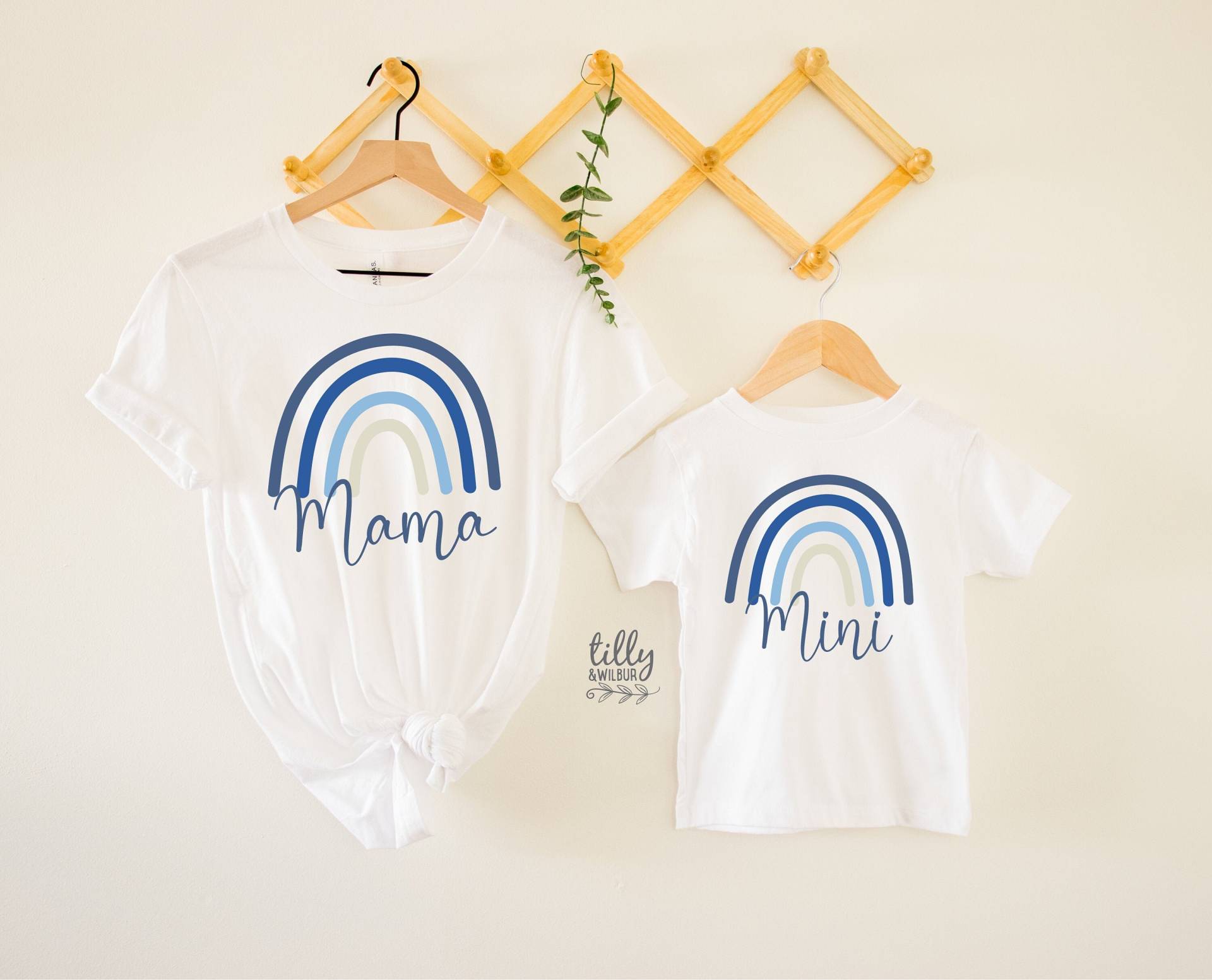 Regenbogen Mama T-Shirt, Mini Und Mamas Matching Outfits, Unser Erster Muttertag, Mutter Sohn, Muttertagsgeschenk Regenbogen Mama T-Shirt, Mini Und Mamas Matching Outfits, Unser Erster Muttertag, Mutter Sohn, Muttertagsgeschenk von TillyAndWilbur