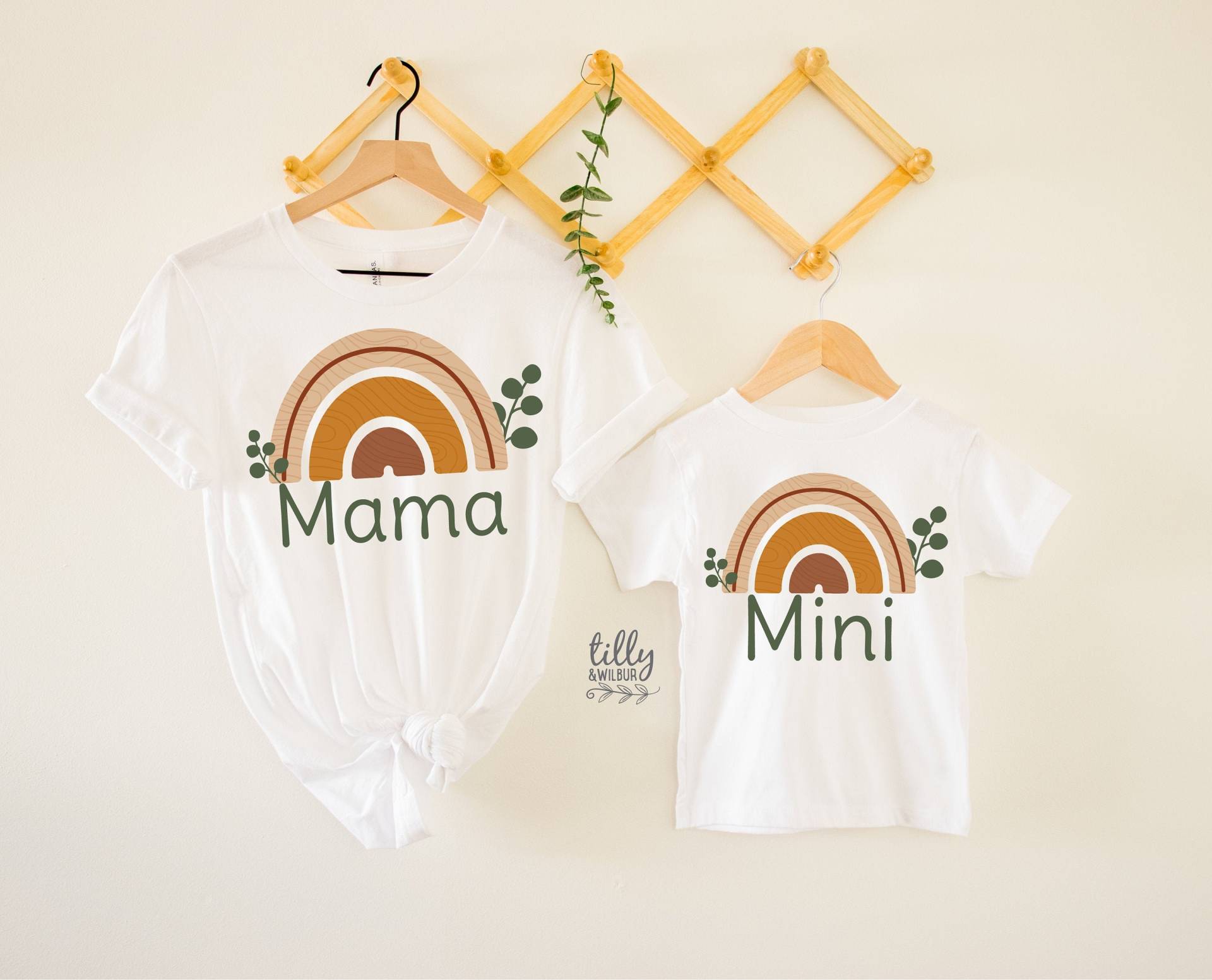 Regenbogen Mama T-Shirt, Mini Und Mamas Matching Outfits, Unser Erster Muttertag, Mutter Sohn, Muttertagsgeschenk Regenbogen Mama T-Shirt, Mini Und Mamas Matching Outfits, Unser Erster Muttertag, Mutter Sohn, Muttertagsgeschenk von TillyAndWilbur