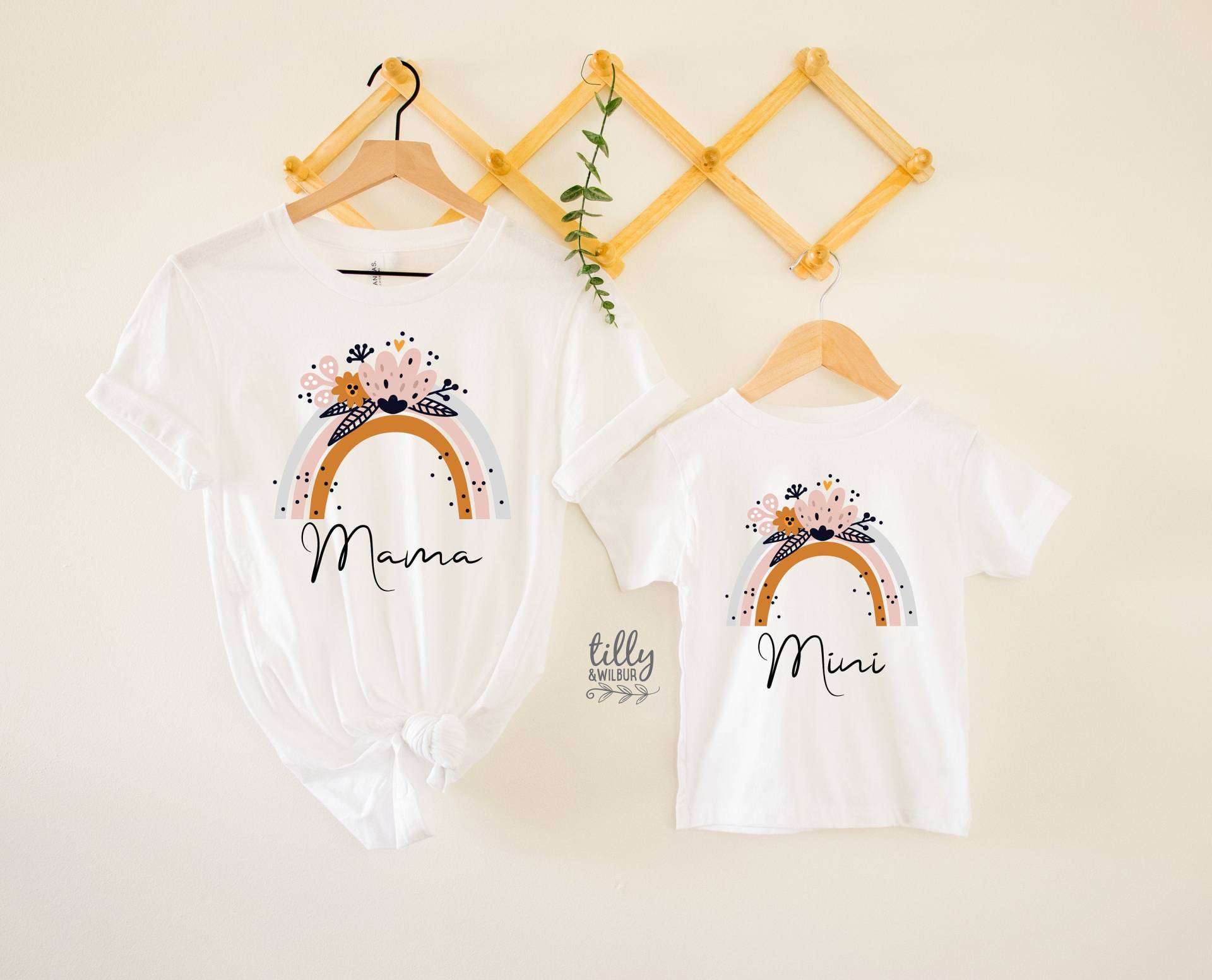 Regenbogen Mama T-Shirt, Mini Und Mamas Passende Outfits, Unser Erster Muttertag, Mutter Tochter, Muttertag Regenbogen Mama T-Shirt, Mini Und Mamas Passende Outfits, Unser Erster Muttertag, Mutter Tochter, Muttertag von TillyAndWilbur