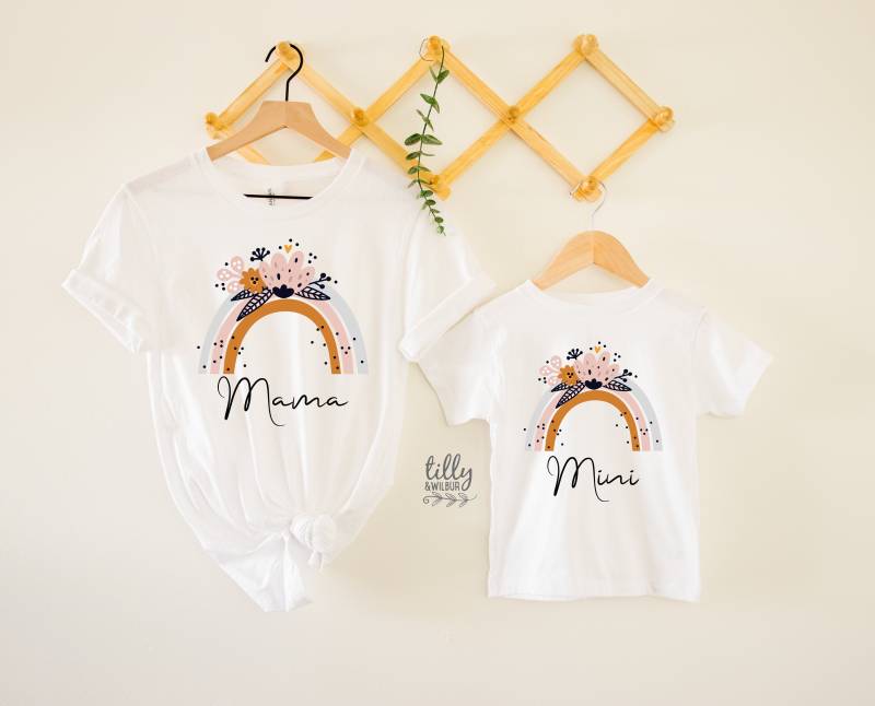 Regenbogen Mama T-Shirt, Mini Und Mamas Passende Outfits, Unser Erster Muttertag, Mutter Tochter, Muttertag von TillyAndWilbur