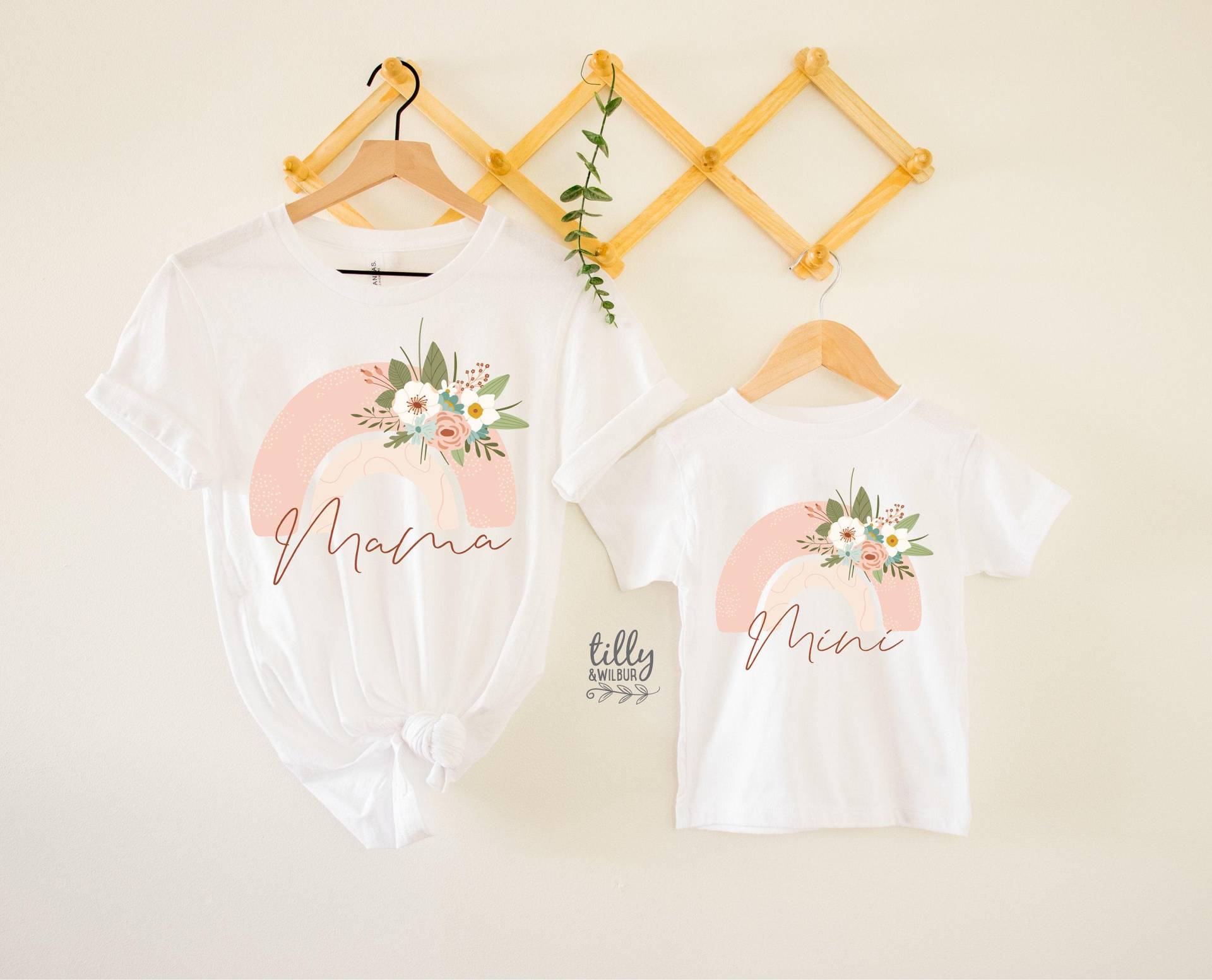 Regenbogen Mama T-Shirt, Mini Und Mamas Passende Outfits, Unser Erster Muttertag, Mutter Tochter, Muttertag Regenbogen Mama T-Shirt, Mini Und Mamas Passende Outfits, Unser Erster Muttertag, Mutter Tochter, Muttertag von TillyAndWilbur