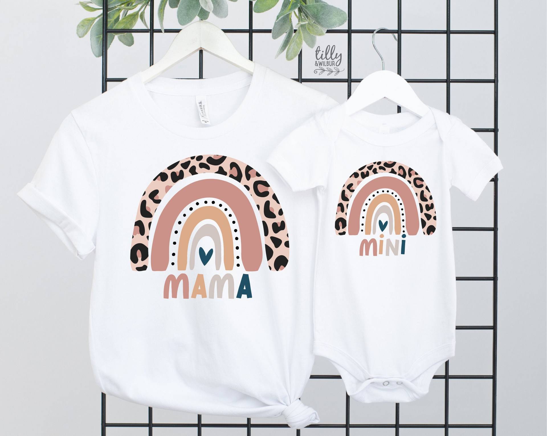 Regenbogen Mama T-Shirt, Mini Und Mamas Passende Outfits, Unser Erster Muttertag, Mutter Tochter, Muttertag Regenbogen Mama T-Shirt, Mini Und Mamas Passende Outfits, Unser Erster Muttertag, Mutter Tochter, Muttertag von TillyAndWilbur