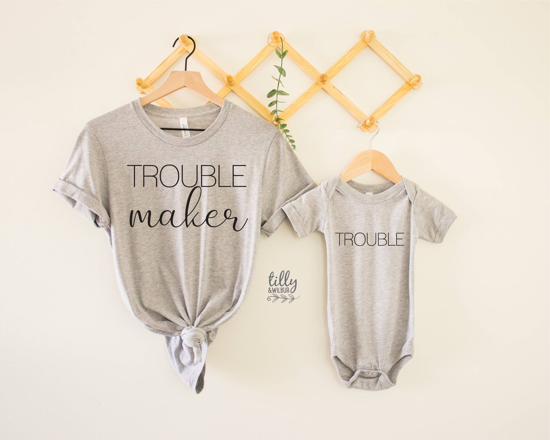 Unruhestifter Und Probleme Passende Outfits, Mutter Baby Passende T-Shirts, Muttertagsgeschenk, Mummy & Me Matching, 1. Muttertagsgeschenk Unruhestifter Und Probleme Passende Outfits, Mutter Baby Passende T-Shirts, Muttertagsgeschenk, Mummy & Me Matching, 1. Muttertagsgeschenk von TillyAndWilbur