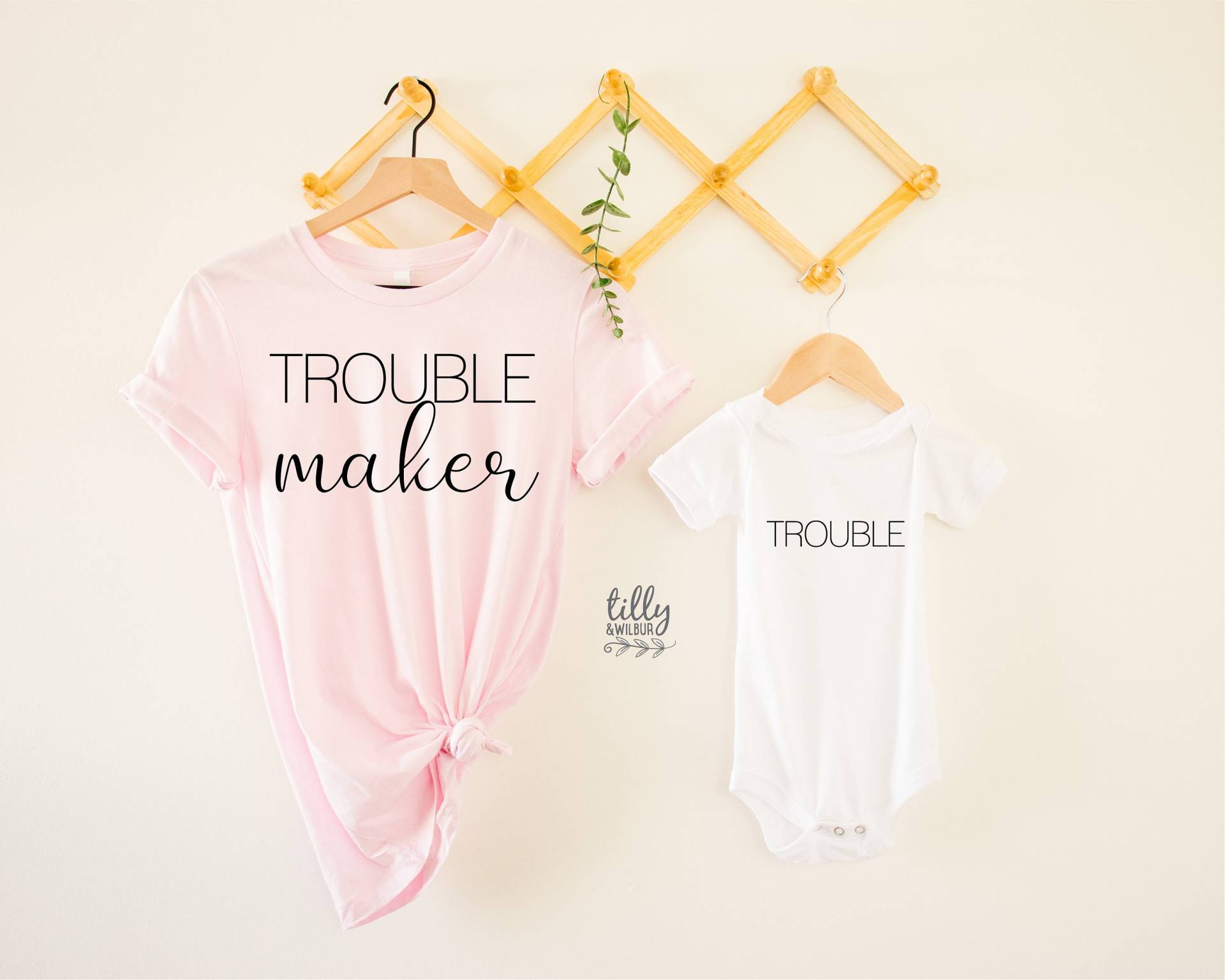 Unruhestifter Und Probleme Passende Outfits, Mutter Baby Passende T-Shirts, Muttertagsgeschenk, Mummy & Me Matching, 1. Muttertagsgeschenk Unruhestifter Und Probleme Passende Outfits, Mutter Baby Passende T-Shirts, Muttertagsgeschenk, Mummy & Me Matching, 1. Muttertagsgeschenk von TillyAndWilbur
