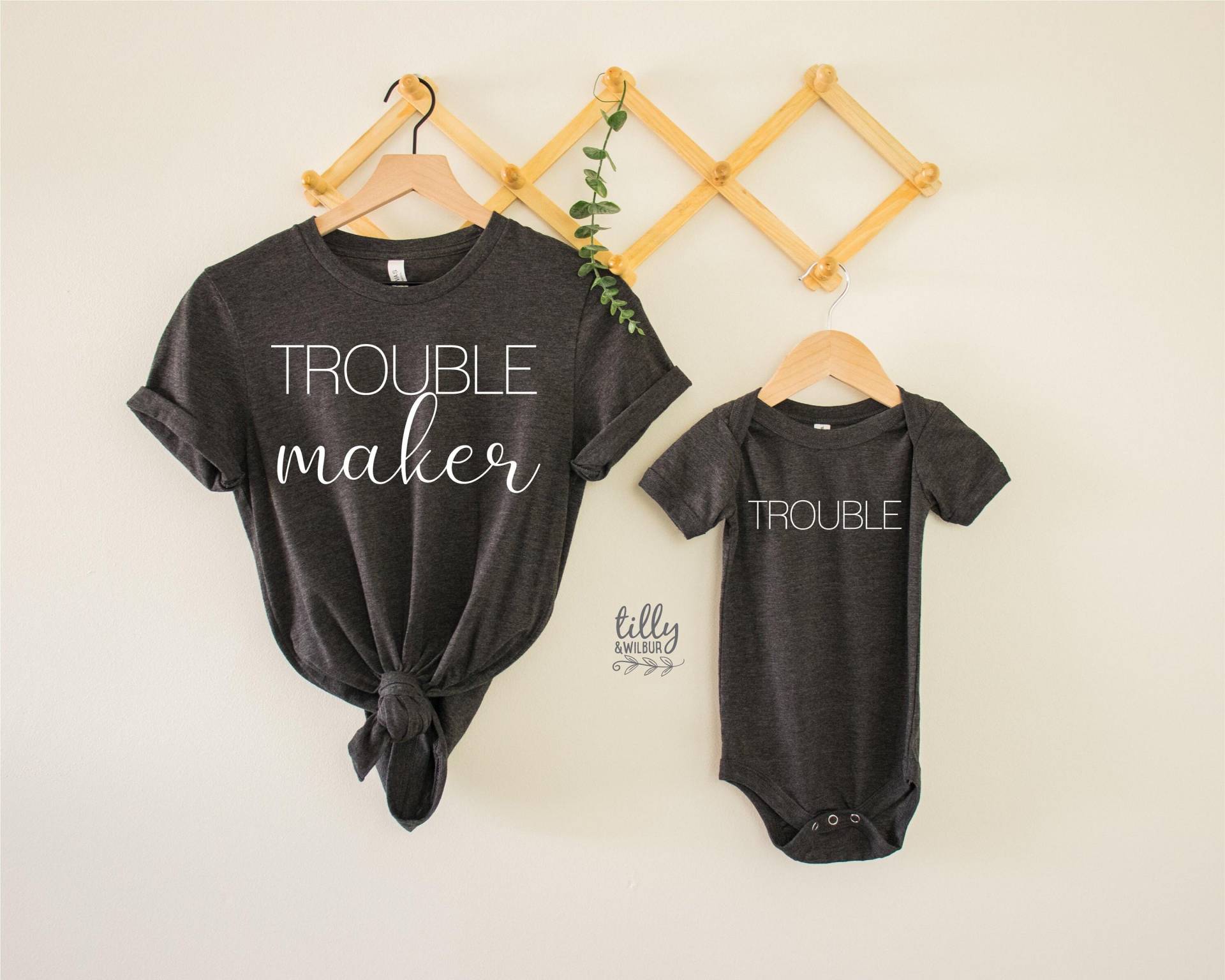 Unruhestifter Und Probleme Passende Outfits, Mutter Baby Passende T-Shirts, Muttertagsgeschenk, Mummy & Me Matching, 1. Muttertagsgeschenk Unruhestifter Und Probleme Passende Outfits, Mutter Baby Passende T-Shirts, Muttertagsgeschenk, Mummy & Me Matching, 1. Muttertagsgeschenk von TillyAndWilbur