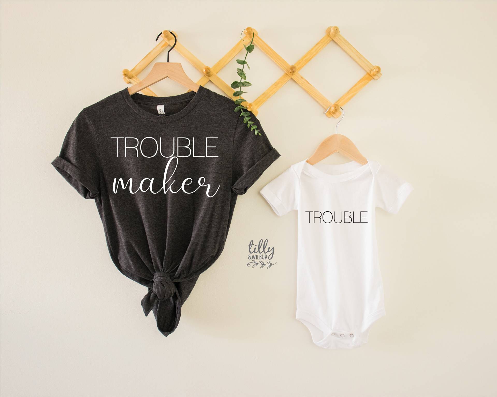 Unruhestifter Und Probleme Passende Outfits, Mutter Baby Passende T-Shirts, Muttertagsgeschenk, Mummy & Me Matching, 1. Muttertagsgeschenk Unruhestifter Und Probleme Passende Outfits, Mutter Baby Passende T-Shirts, Muttertagsgeschenk, Mummy & Me Matching, 1. Muttertagsgeschenk von TillyAndWilbur